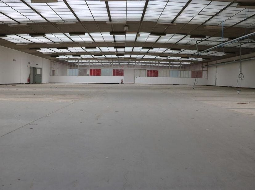 Dans la Dellingstraat à Malines, nous proposons un entrepôt spacieux et flexible d'une superficie totale de 2.180 m². L'entrepôt peut être loué dans s