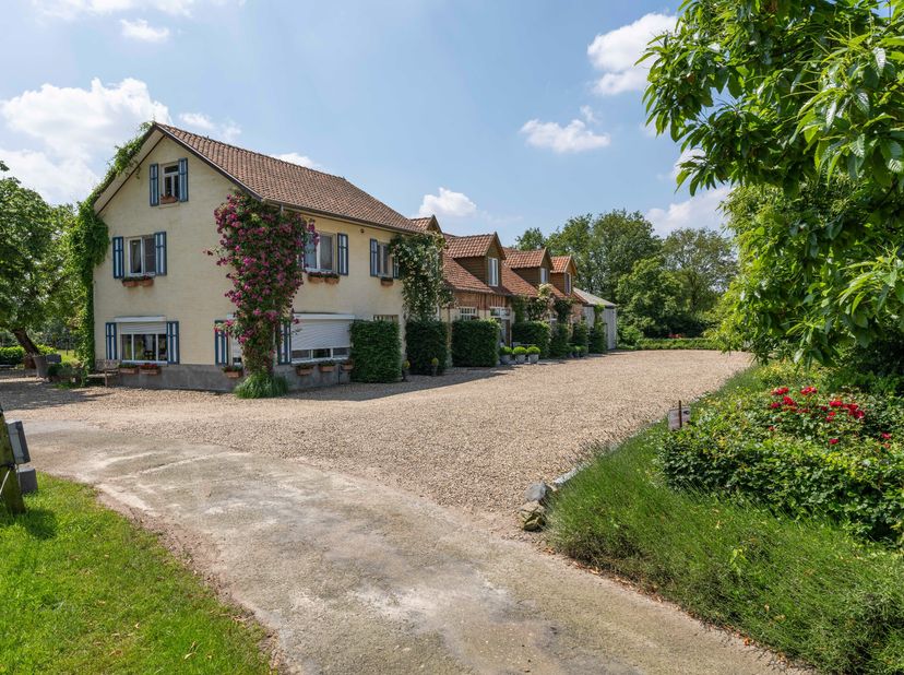 We bevinden ons in het mooie Oudsbergen. De villa is gelegen in een doodlopende straat en omgeven door groen en vergezichten. Het domein is volledig o