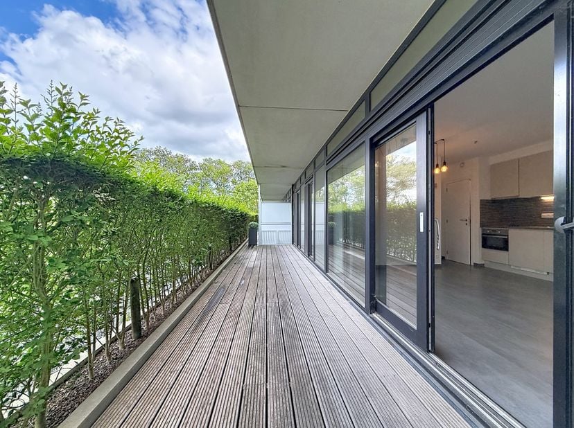 Dit instapklare gelijkvloerse appartement bevindt zich in een recente residentie op een centrale, maar rustige ligging aan de waterlijn in Nieuwpoort-
