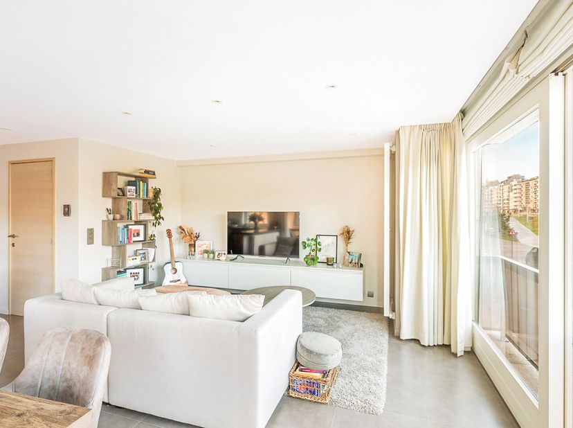 Zeer leuk hoekappartement te Heist-aan-Zee, genietend van een prachtig open zicht uit de woonkamer. Dankzij de hoekligging en de vele raampartijen gen