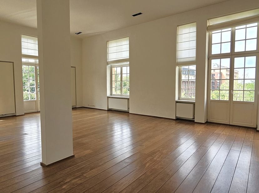 Ukkel/Bois. Binnen op het eiland, genesteld in een groene omgeving; subliem appartement gelegen op de 2e verdieping van een luxe residentie. Het ontwi