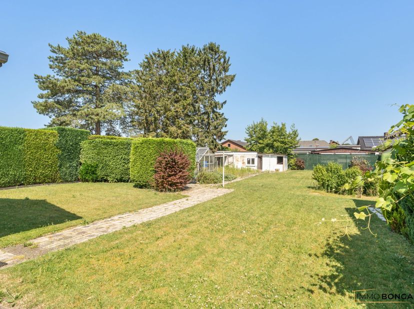 Bent u op zoek naar een woning met alle wooncomfort op het gelijkvloers? Dan is deze charmante bungalow zeker een bezoek waard.<br />
<br />
De woning