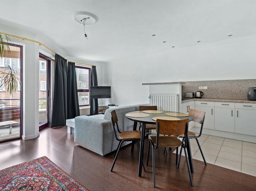 Instapklare en charmante loft met 1 slaapkamer, gelegen op een uitstekende locatie met scholen, winkels en openbaar vervoer op wandelafstand.<br />
We