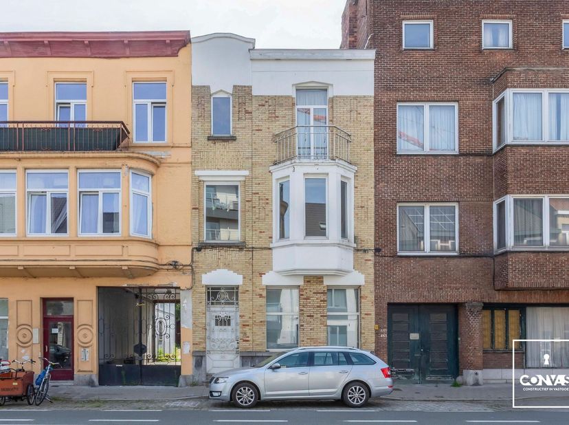 Deze burgerwoning met karaktervolle gevel heeft een uitstekende ligging.&amp;nbsp;Op enkele minuten heeft u het station Gent Sint-Pieters, het&amp;nbsp;histor