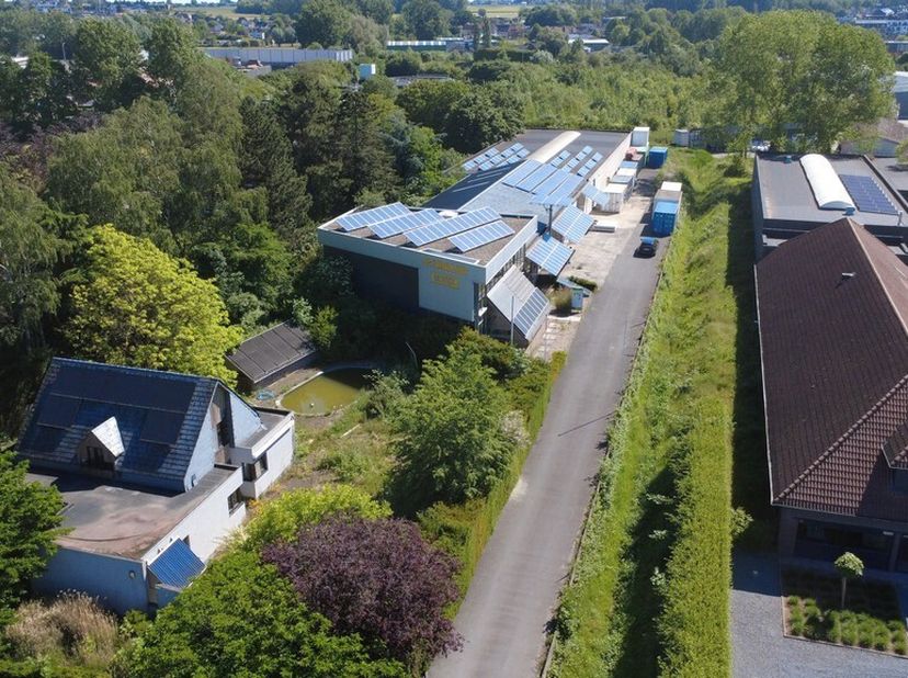 Cherchez-vous un bâtiment commercial polyvalent avec logement dans un emplacement stratégique en Flandre-Orientale? Découvrez ce bâtiment commercial i