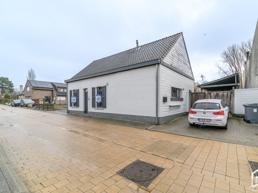 In Moorsel, rustig gelegen in een doodlopende straat, bieden wij deze charmante en instapklare woning te koop aan.&amp;nbsp; De eigendom werd kwalitatief