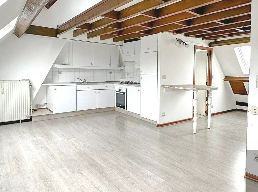 A Binche, proche de la Grand'Place, studio situé au 3ème étage d'un immeuble de 4 appartements.<br />
Composé d'une pièce à vivre avec cuisine équipée