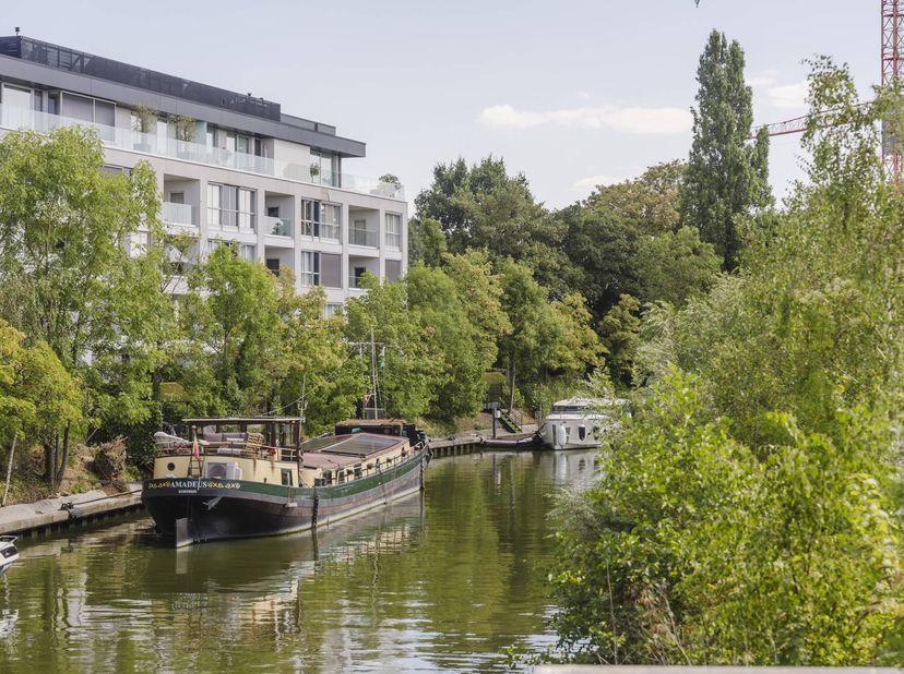 Vivre dans le centre de Courtrai, mais avec de l'eau à votre porte et une expérience de vie qui ne peut être comparée à une maison classique. Sur le
