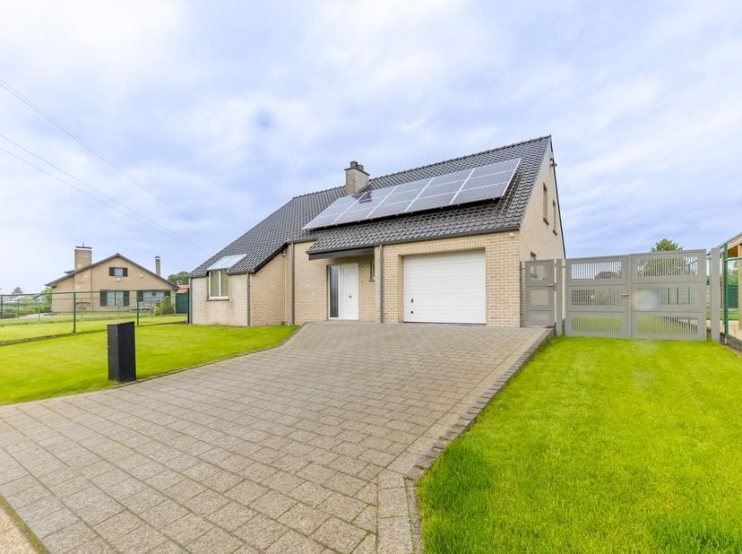 Locatie: Cremerstraat 13, 3530 Houthalen-Helchteren<br />
<br />
TROEVEN:<br />
<br />
Zeer verzorgde vrijstaande woning met 3 slaapkamers + 1 badkame