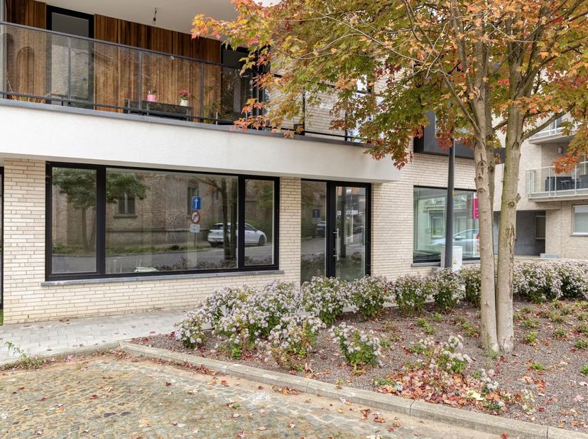 Gelijkvloers nieuwbouwkantoor (126 m2) in het centrum van Staden. <br />
Het kantoor:<br />
- 126 m²<br />
- casco: wind- en waterdicht<br />
- buiten