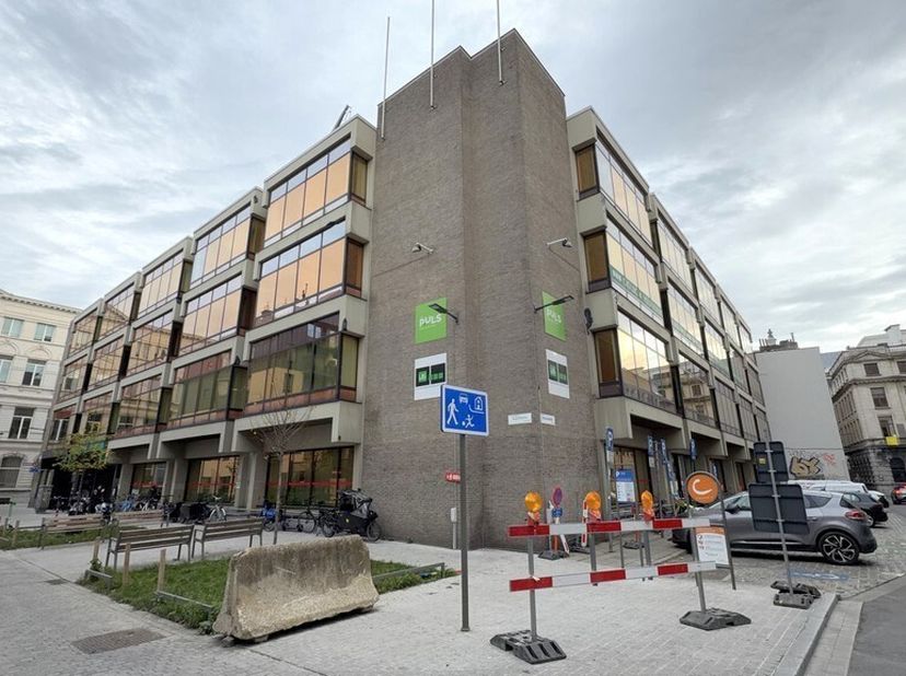 Dans un emplacement de choix au centre d'Anvers, à proximité du campus universitaire Carolus et entre la Korte Nieuwstraat et la Eiermarkt, des espace