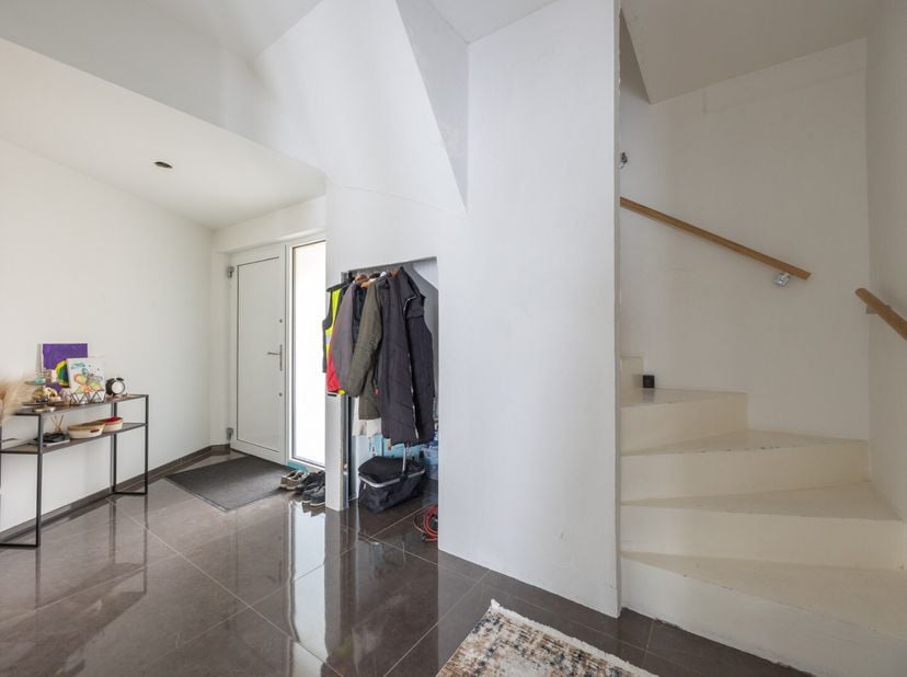 Deze instapklare woning wordt verkocht!<br />
- Gelijkvloers handelsruimte van +/- 55m² (met eigen sanitaire voorzieningen)<br />
- Zeer ruime leefrui