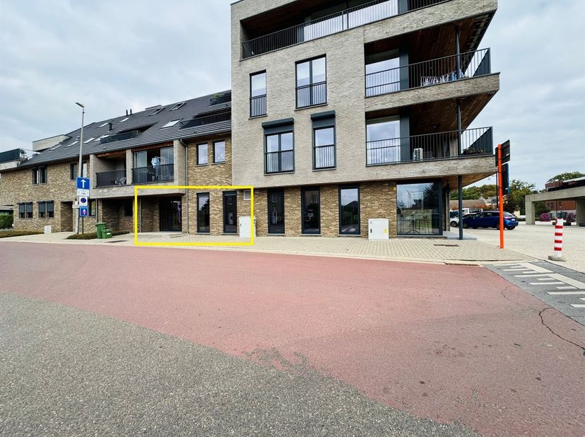 Casco handelspand te huur met ondergrondse parking en berging in centrum Dilsen-Stokkem<br />
In het centrum van Dilsen-Stokkem bieden wij dit casco