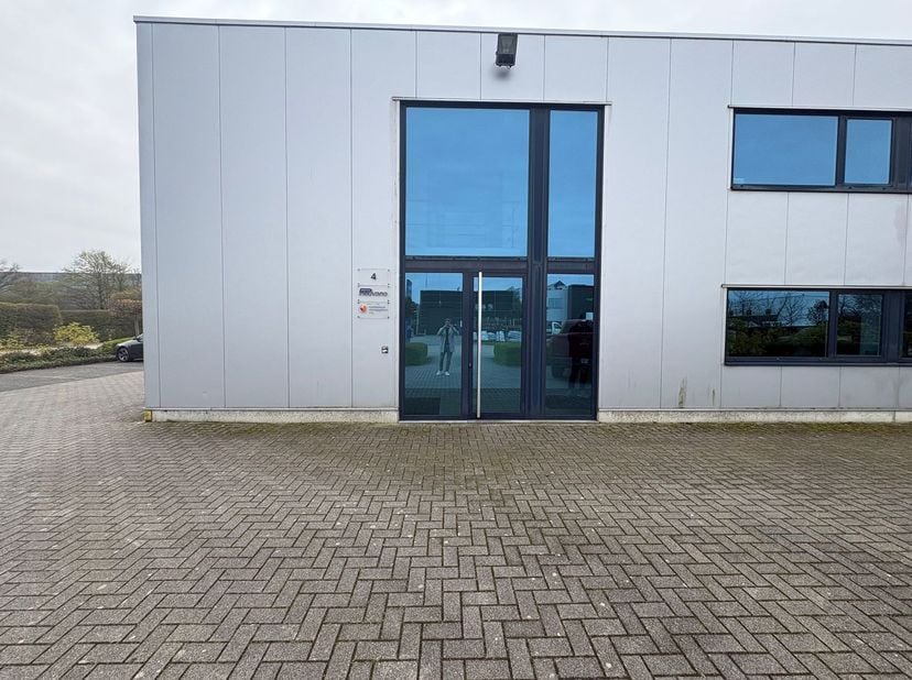 Lichte en moderne kantoorruimte te huur in Wommelgem, ideaal gelegen voor snelle verbindingen naar Antwerpen, Brussel en Nederland.<br />
Deze eerste