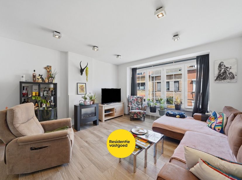 Deze verzorgde bel-étagewoning in Bredene combineert ruimte, comfort en een praktische indeling op een uitstekende locatie. Met een bruikbare vloeropp