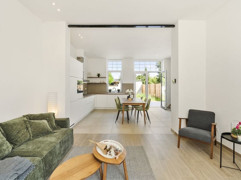 Située dans un quartier calme tout en étant central à Moen, cette maison familiale entièrement rénovée offre cinq chambres, une terrasse aménagée et u