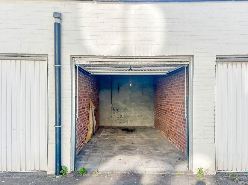 Deze garagebox met een oppervlakte van ca. 16 m² (volgens plan) is gelegen in de winkelstraat van Tielt, op wandelafstand van winkels, scholen en open