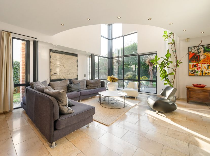 Op een boogscheut van Leuven, in één van de meest gegeerde woonwijken, treffen we deze  ruime tijdloze villa aan. In een groene en rustige omgeving  k