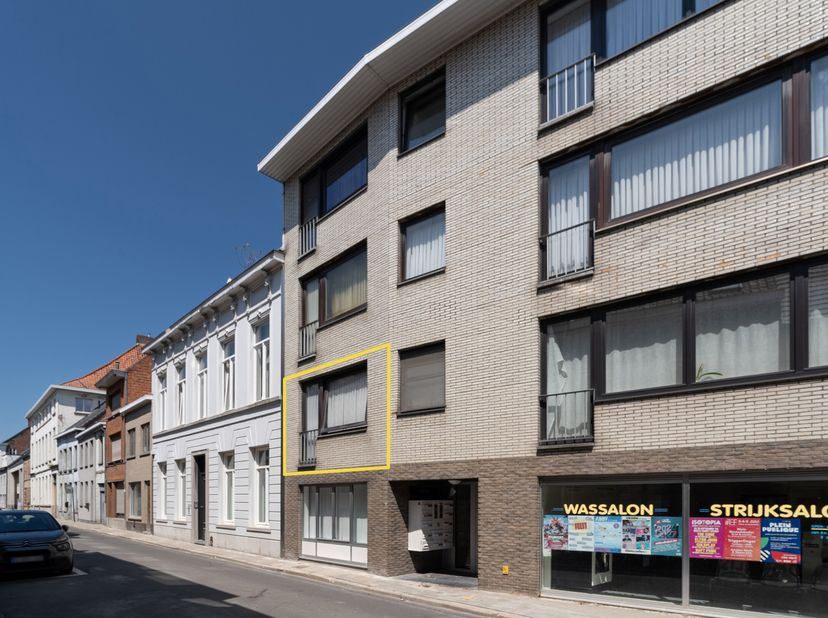 In de Hoogstraat, pal in het bruisende stadscentrum van Tielt, bevindt zich dit verzorgd en laagdrempelig appartement. Dankzij de centrale ligging, de