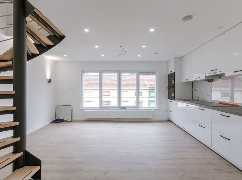 Bent u op zoek naar een ruime woning in Gent die zich uitstekend leent voor cohousing, een investering of een gezinswoning? Dan is deze eigendom preci