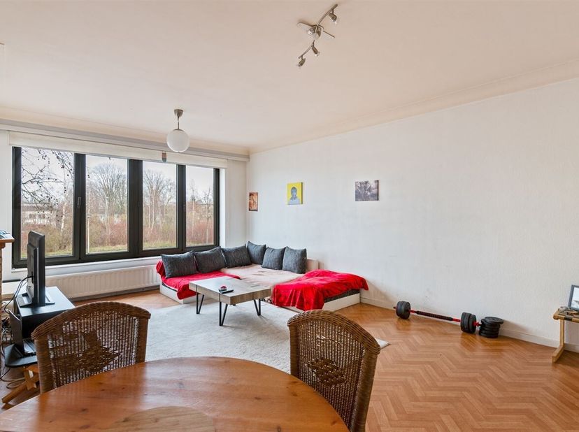 Locatie: Deze ruime opbrengsteigendom is gelegen op de Jules Moretuslei in Wilrijk, een strategische locatie met een vlotte bereikbaarheid. Winkels, h