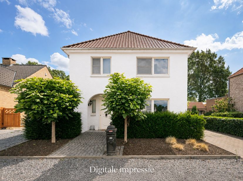 Deze grondig gerenoveerde gezinswoning combineert een verrassend ruim wooncomfort met een aangename, landelijke tuinbeleving. De woning beschikt over