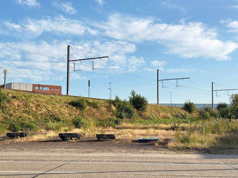 Unieke investeringskans! Deze uitstekend gelegen bouwgrond aan de Kuringersteenweg in Hasselt biedt tal van mogelijkheden voor wie op zoek is naar een