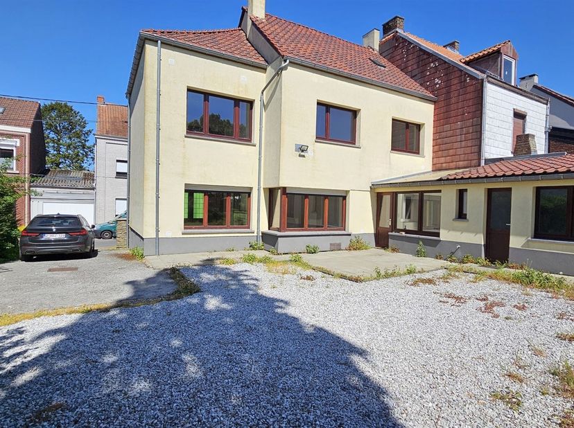 -SOUS OPTION- PLUS DE VISITES Prix: Offre à partir de 190.000 euros, frais d'agence non inclus et à charge de l'acquéreur.<br />
<br />
Grande maiso