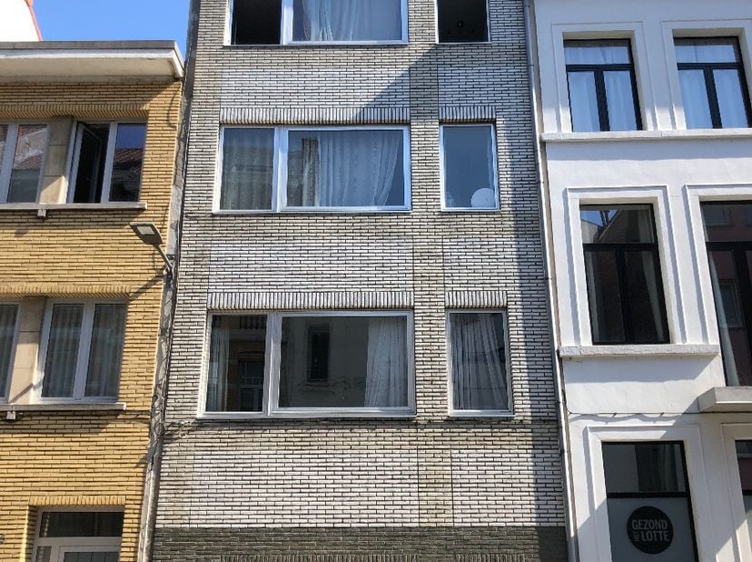 Gerenoveerd appartement te huur in klein gebouw. Toplocatie in de Harmoniewijk nabij winkels, restaurantjes, vlot te bereiken via snelwegen en openbaa