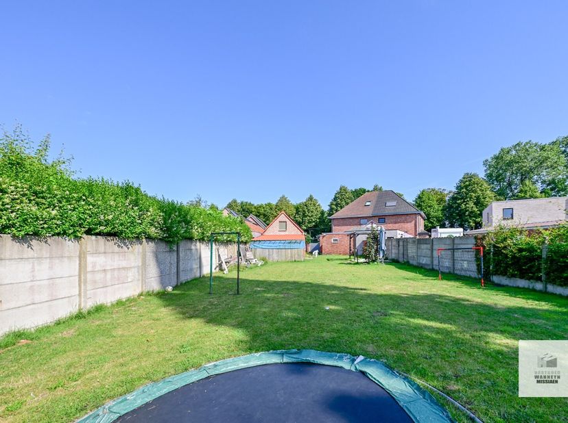 Verder te renoveren woning met 4 slaapkamers en bijgebouw op 991m2 gelegen tussen Beernem en Knesselare. Slechts op 5 minuten van het station en de E4