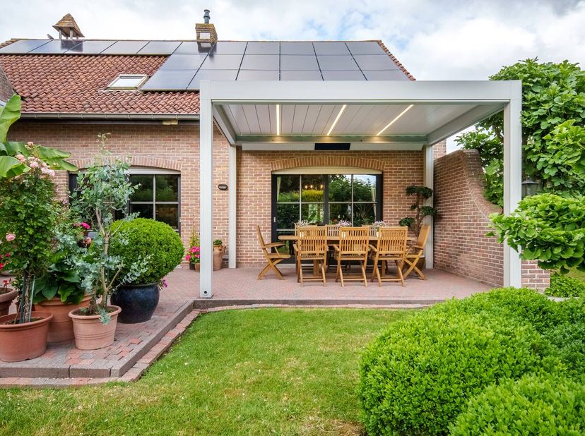 Bent u op zoek naar een kwalitatieve gezinswoning waar ruimte, rust en privacy samenkomen? <br />
<br />
Dit karaktervolle huis in Merkem dorp is een