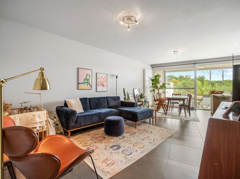 Découvrez ce charmant appartement lumineux, idéalement situé à Herent ! Commerces, écoles, transports en commun, ainsi que les gares de Veltem et de H