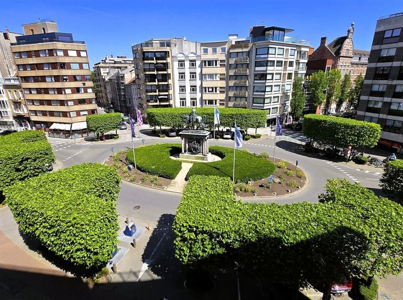 Situation particulièrement agréable sur la belle place Léopold I, à proximité des parcs de la ville, de la plage et du centre-ville. Vous bénéficiez d