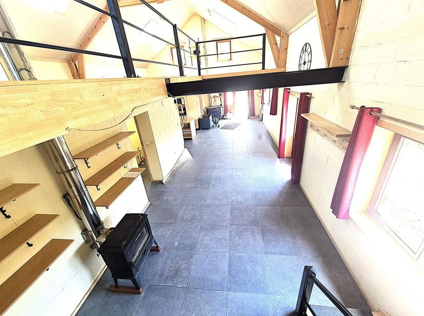 Belle villa entièrement rénovée en 2017 avec jardin de +/- 35 ares<br />
Composition : <br />
Rdch : Grand séjour avec cuisine équipée ouverte, salle