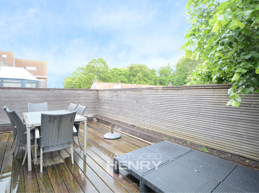 Te huur Oostduinkerke op jaarbasis (950 euro/maand)<br />
- Lichtrijk en volledig gerenoveerd duplex appartement <br />
- Zeer ruim en zonnig terras!