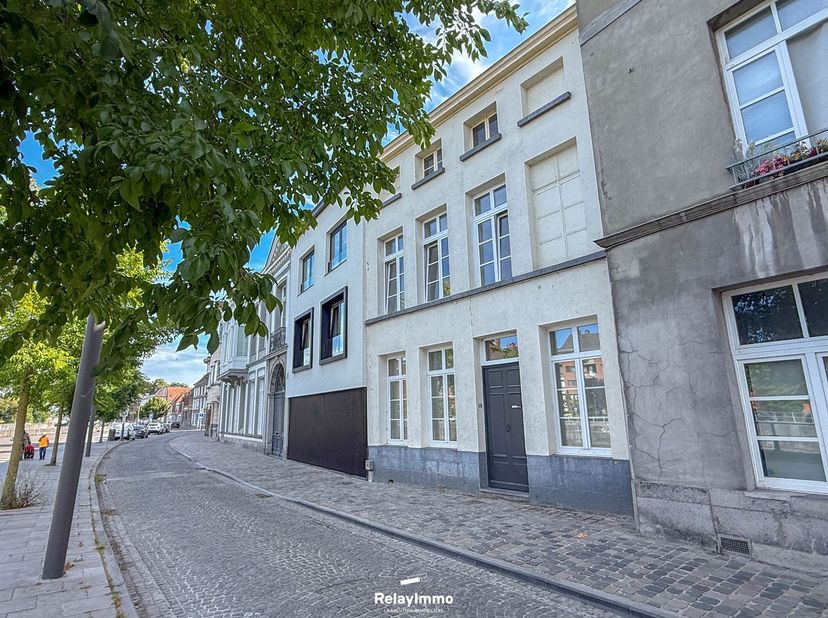 Prachtige woning met 3 slaapkamers en een tuin aan de Schelde in Doornik!<br />
<br />
Indeling:<br />
Ruime inkomhal met garderobe, apart toilet me