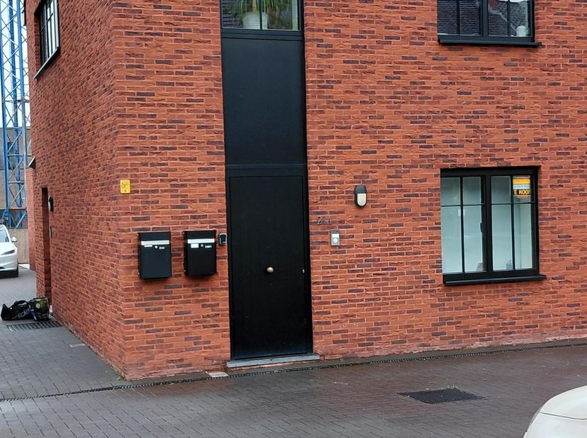 Mooi instapklaar appartement op de benedenverdieping met totale renovatie in 2022.<br />
Grote open leefruimte. .<br />
2 slaapkamers<br />
Ingerichte