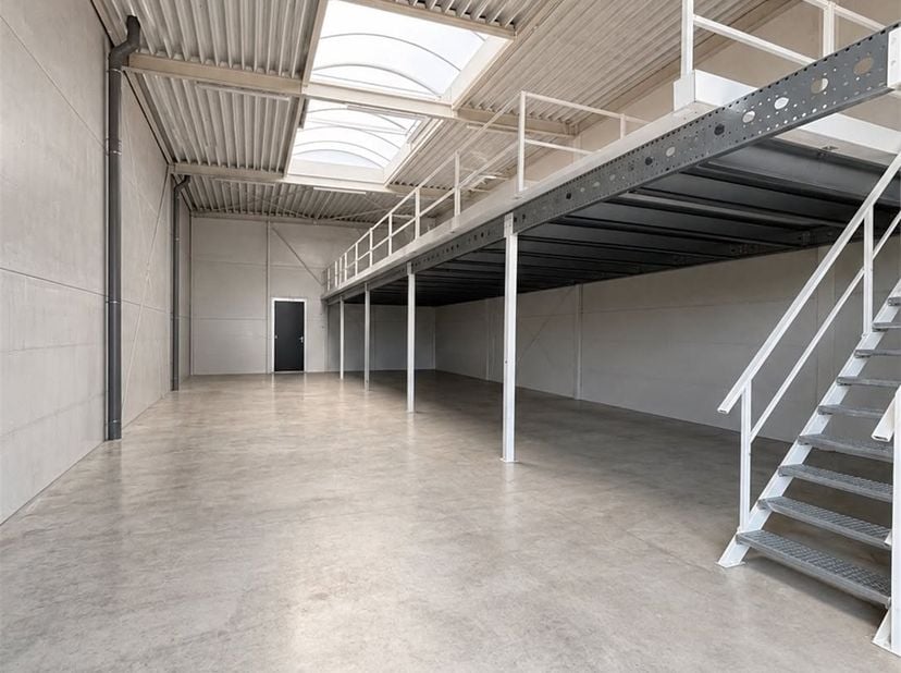 Moderne loods van 200 m² te huur in Bollaarpark te Lier<br />
Deze recente en instapklare loods is uitstekend gelegen in het bedrijventerrein Bollaar