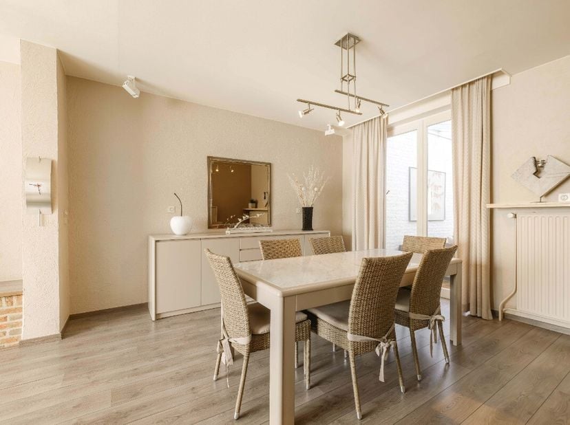 Karaktervolle woning in Tielt met veranda en terras Bent u op zoek naar een charmante woning met een praktische indeling, aangename leefruimtes en tal