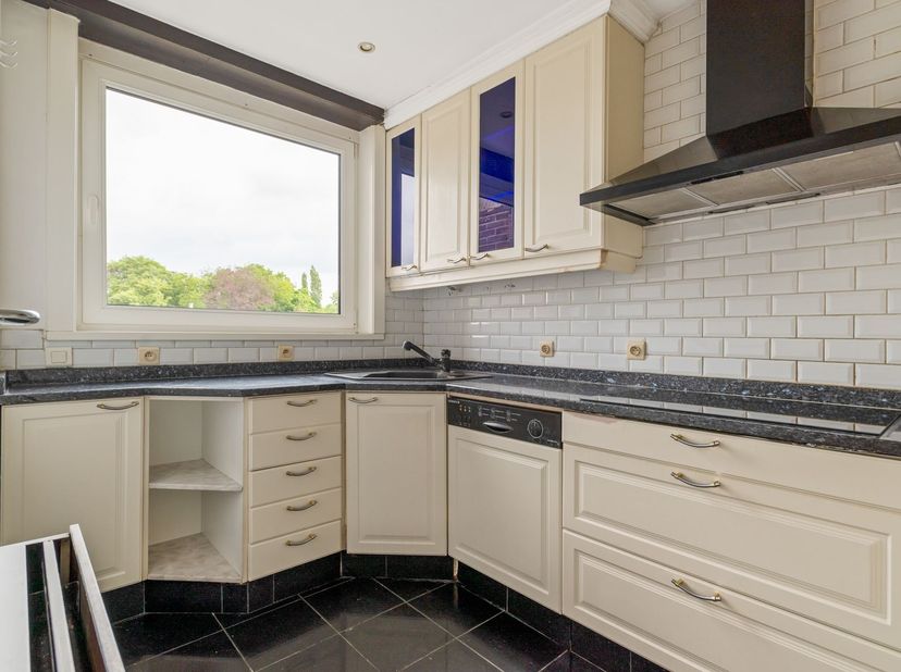 Op te frisse appartement met 2 slaapkamers en garagebox!<br />
<br />
Ligging: Gelegen op een centrale en vlot bereikbare locatie nabij winkels, sch