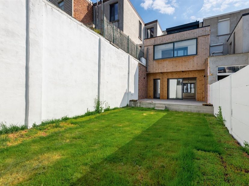Maison entièrement rénovée avec 4 chambres, 2 salles de bain, entrée et jardin à vendre à Schoten.<br />
Situation : Deuzeld - Schoten, dans une rue r