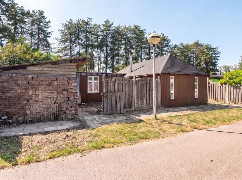 Bungalow in opbouw met 1 slaapkamer met potentieel<br />
<br />
Ligging:<br />
Deze bungalow is gelegen in het recreatiedomein Tulderbos. Het domei