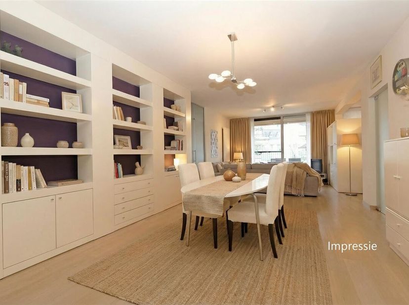 In hartje Hasselt, op de derde verdieping van het prestigieuze woonproject residentie de Eenhoorn, bevindt zich dit perfect onderhouden appartement me