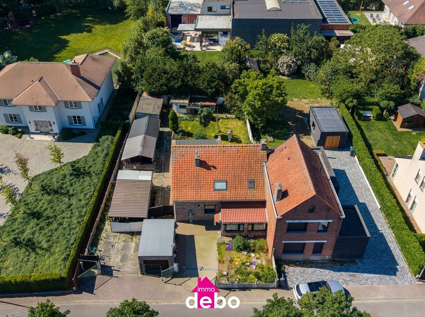 Prachtige ruime woning te Hulste (deelgemeente Harelbeke), omvattende o.a.:<br />
Op het gelijkvloers bevindt zich een uitnodigende inkomhal die toega