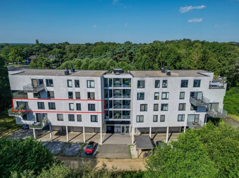 Ruim appartement gelegen in een groene oase van rust nabij Genk-centrum.<br />
<br />
INDELING<br />
Ruime inkom-/nachthal met vestiaire, volledig geï