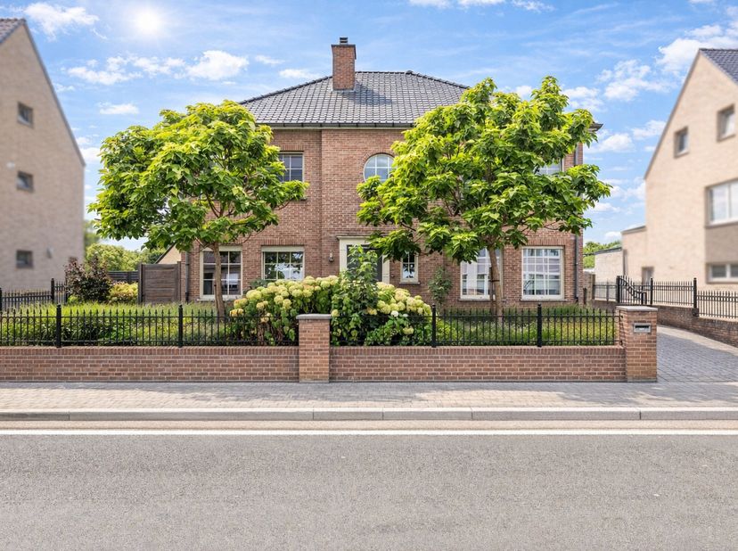 Recente en centraal gelegen villa met o.a. 6 slaapkamers, dubbele garage, 2 badkamers, een volledig ingericht keuken en bijkeuken. Het geheel ligt op