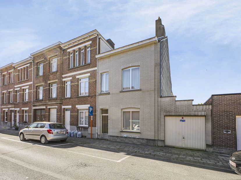 Immo Pické vous propose cette maison idéalement située, à proximité des écoles, des commerces, des transports en commun et d'autres axes routiers impo