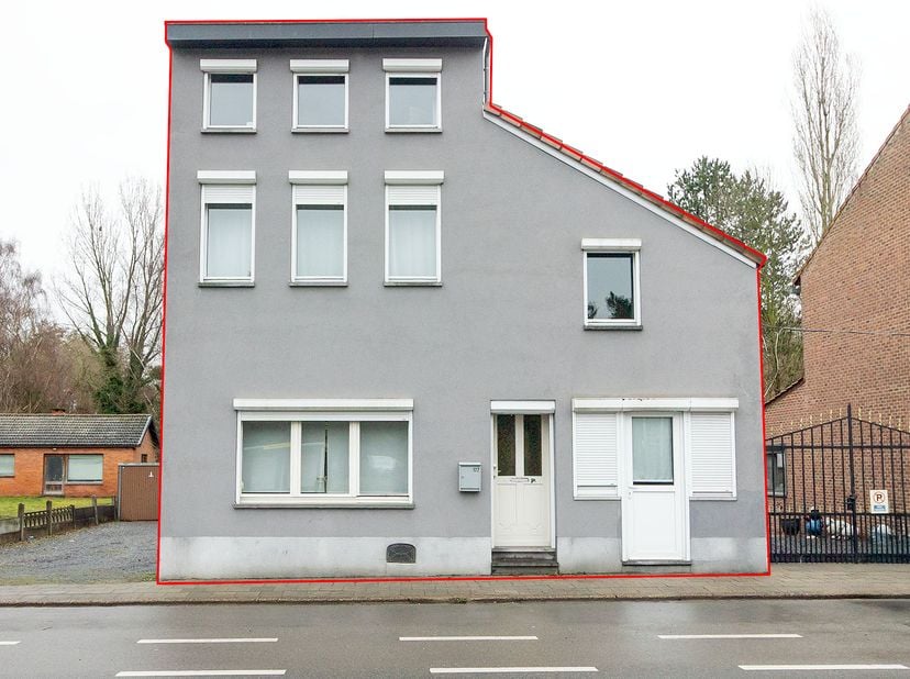MAISON PRETE A EMMENAGER -<br />
<br />
Commune de Tongres-Looz.<br />
Superficie totale de 2a 25ca.<br />
<br />
Maison prête à emménager avec un gra