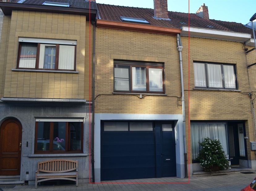 Centraal gelegen stadswoning met 2 slaapkamers, garage en terras<br />
Charmante stadswoning met alle comfort op een rustige, centrale locatie in Mec