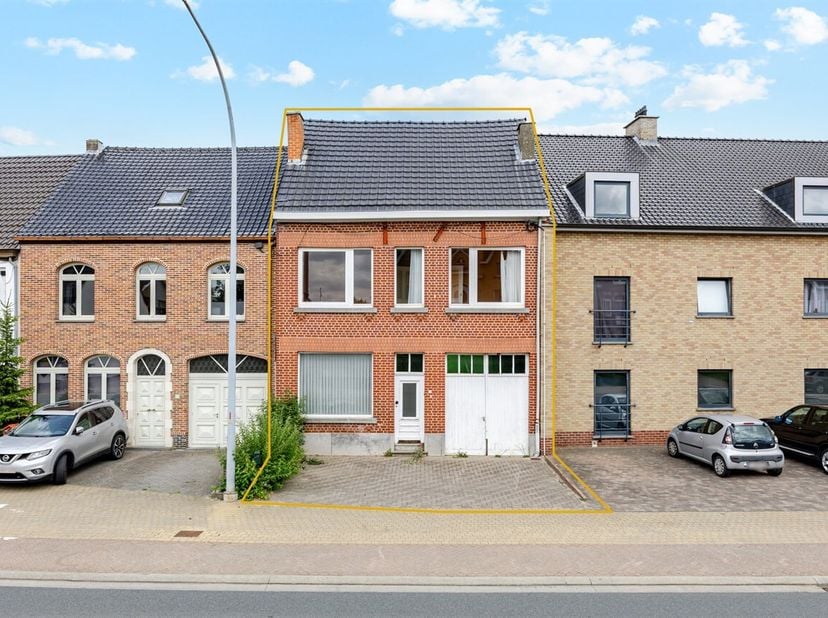 Deze woning biedt een uitstekende kans voor wie op zoek is naar een renovatieproject dat volledig naar eigen smaak kan worden ingericht. Op het gelijk